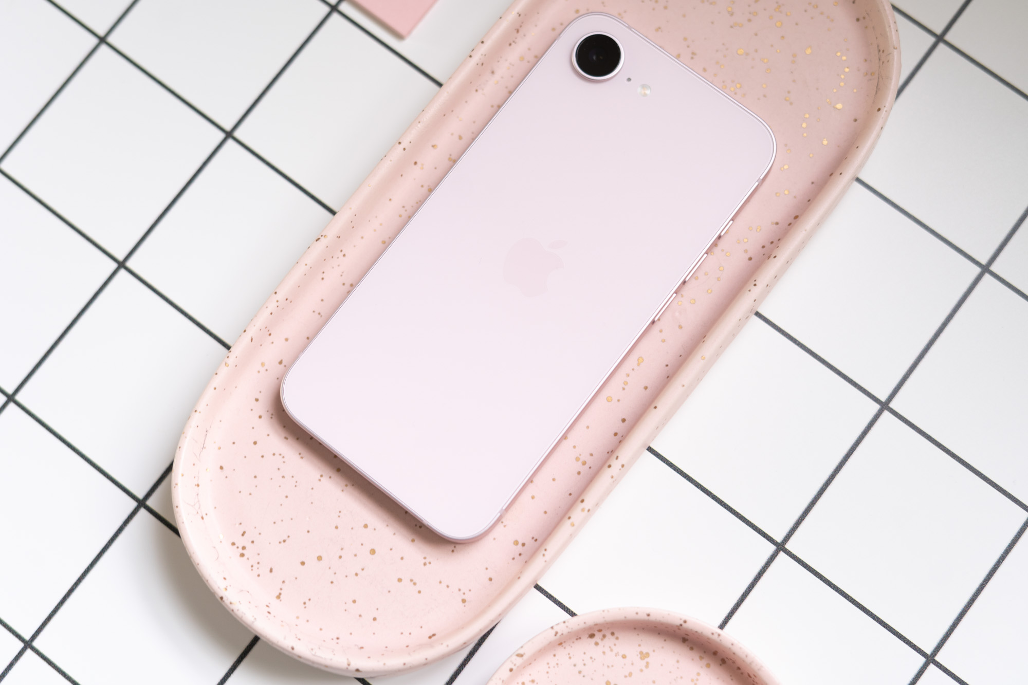 iPhone 17E на столі