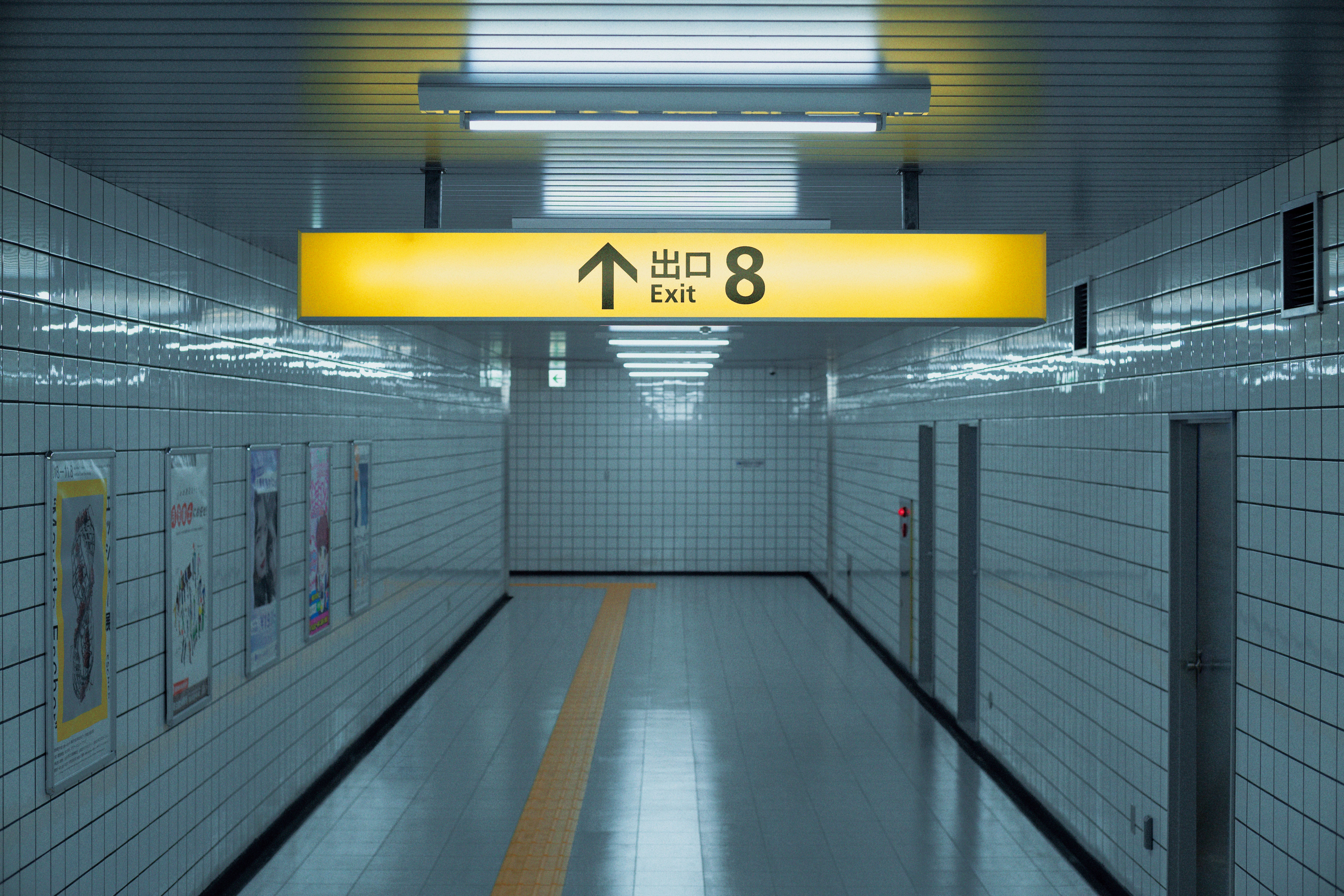Скриншот з Exit 8.