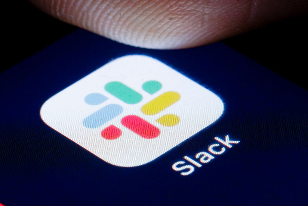 Логотип Instant Messaging Service Slack на екрані смартфона.