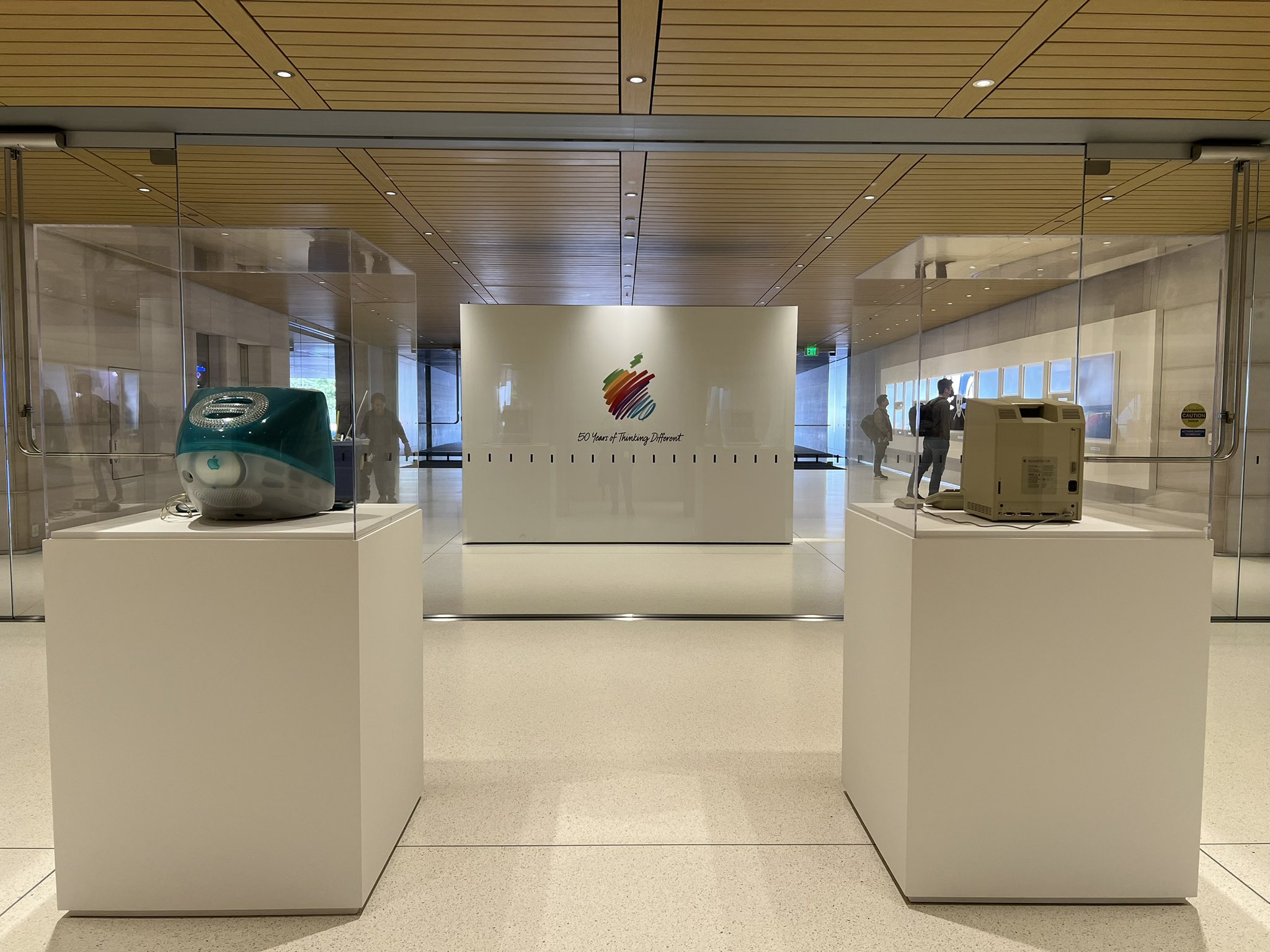 iMac і Macintosh на виставці в Apple Park