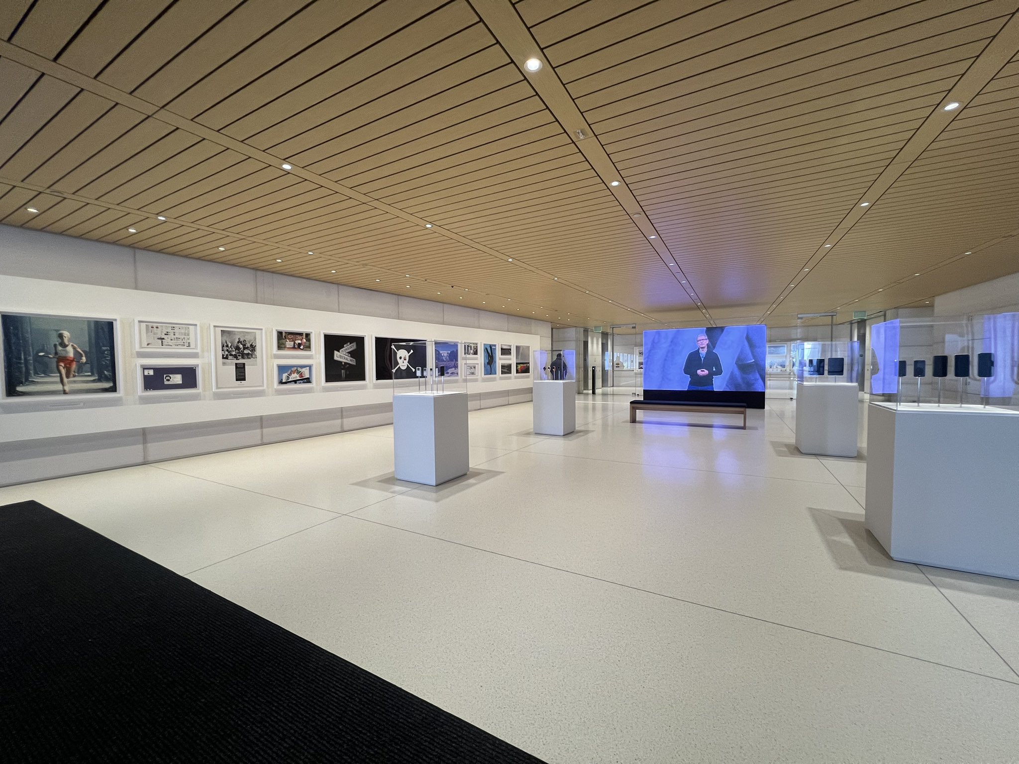 Виставка історії Apple в Apple Park