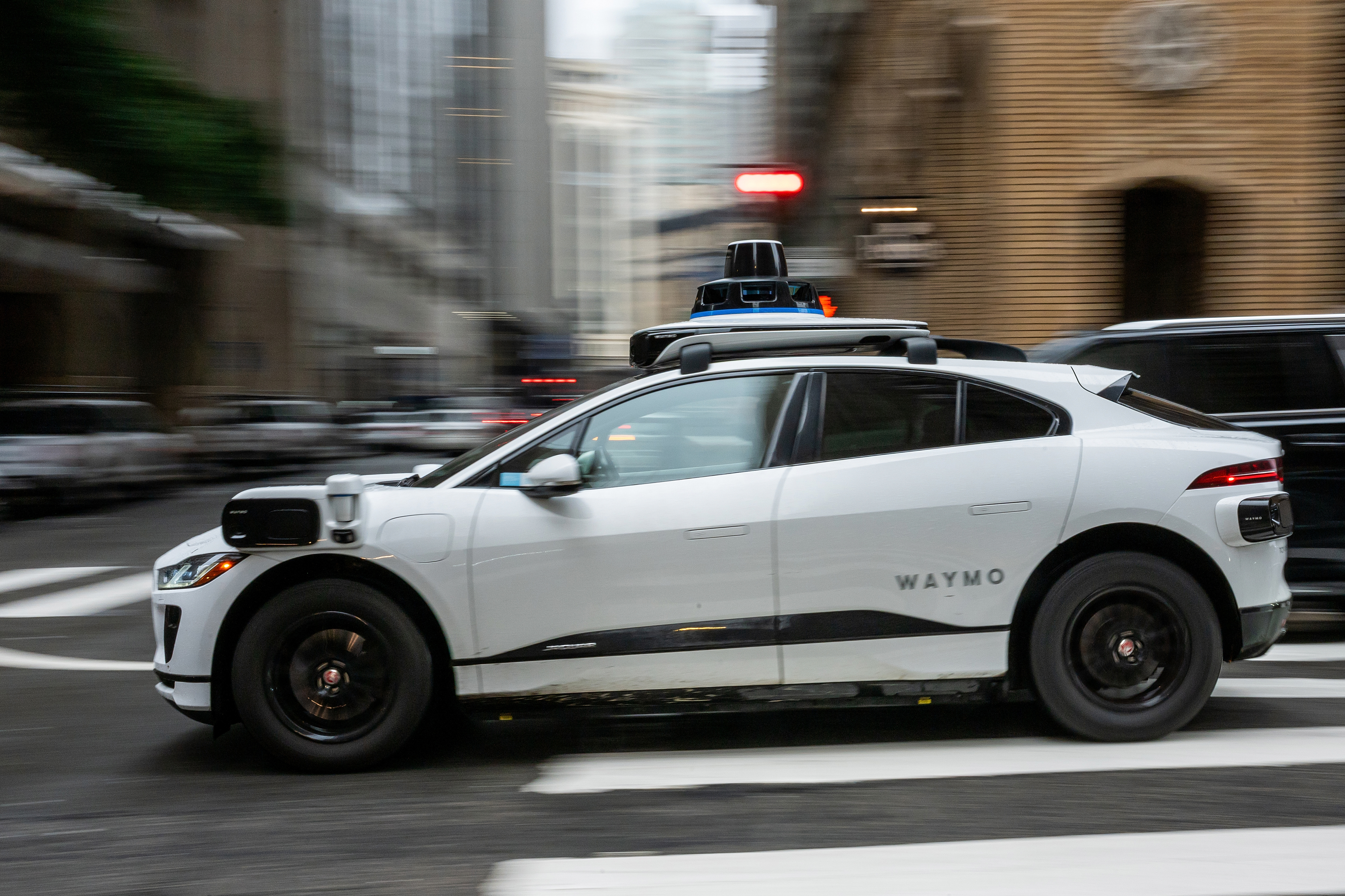 Автомобіль Waymo на вулиці Буш у Сан-Франциско, Каліфорнія, США, в середу, 17 грудня 2025 року. Waymo, підрозділ автономного водіння Alphabet Inc., веде переговори про залучення понад 15 мільярдів доларів за оцінкою близько 100 мільярдів доларів у фінансуванні, яке очолює його материнська компанія. Фотограф: Девід Пол Морріс/Bloomberg через Getty Images
