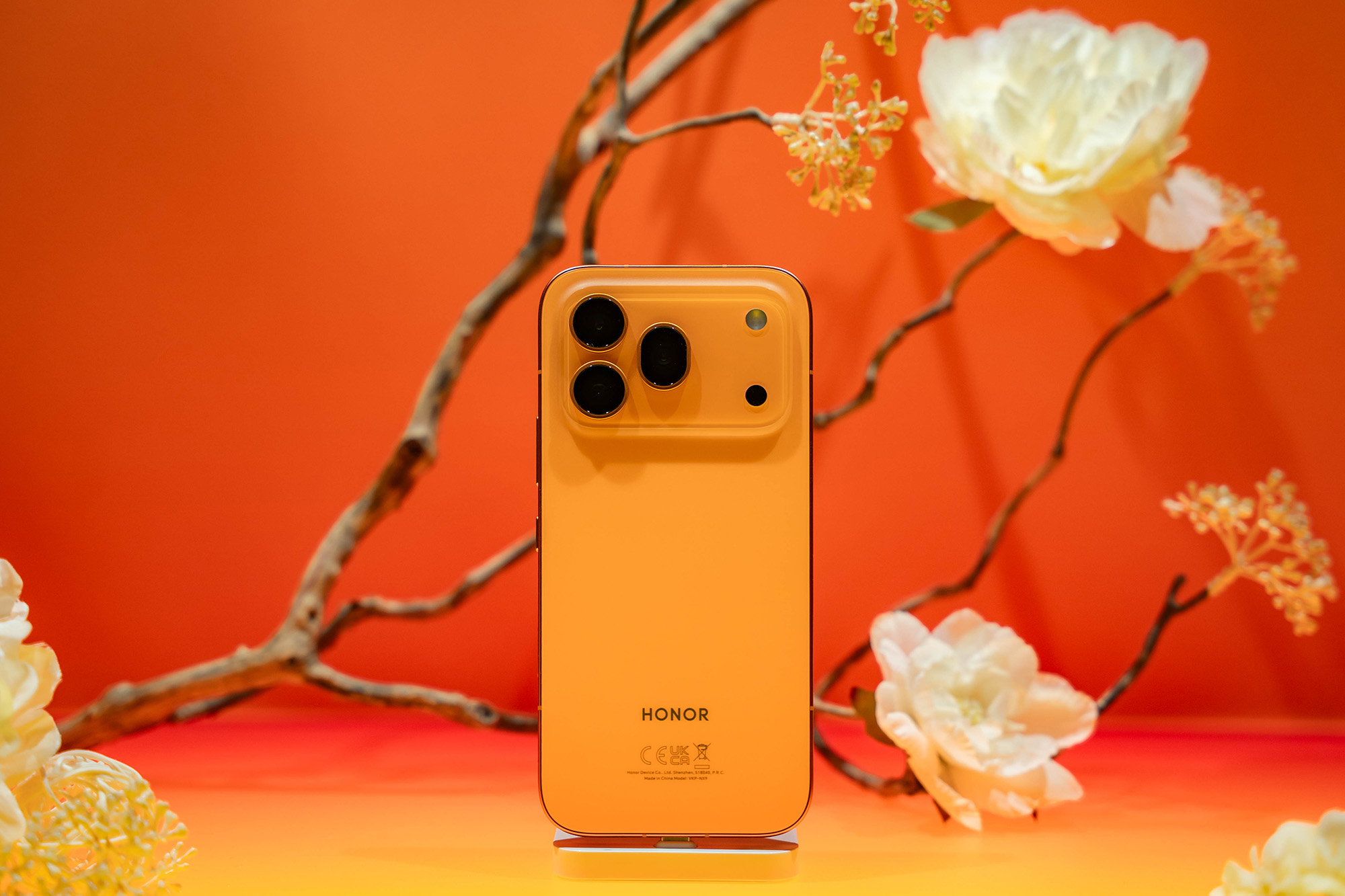 Honor 600 Pro в оранжевому кольорі на білому фоні