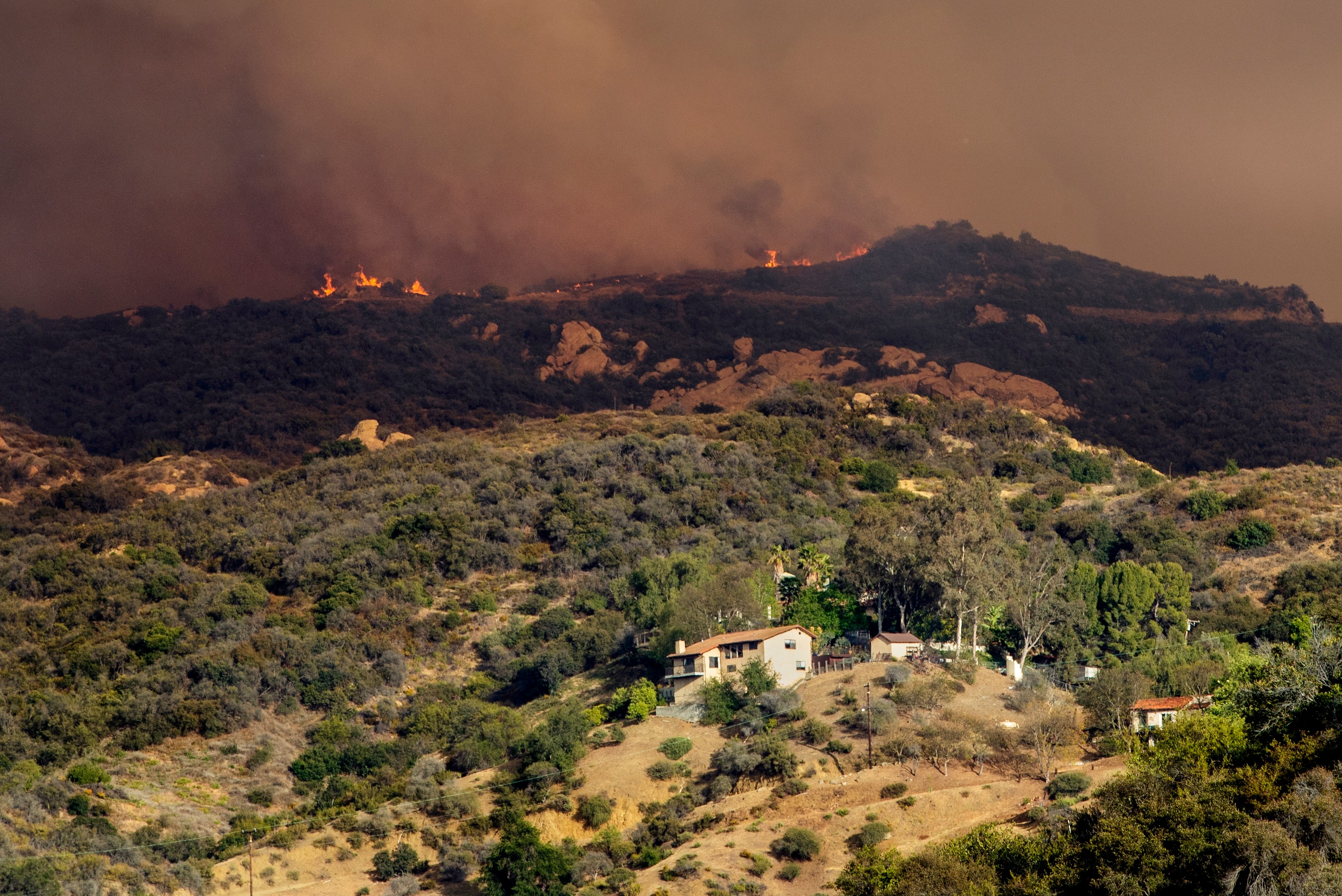 Пожежа в Палізадес над Topanga Canyon Blvd у Лос-Анджелесі, Каліфорнія.