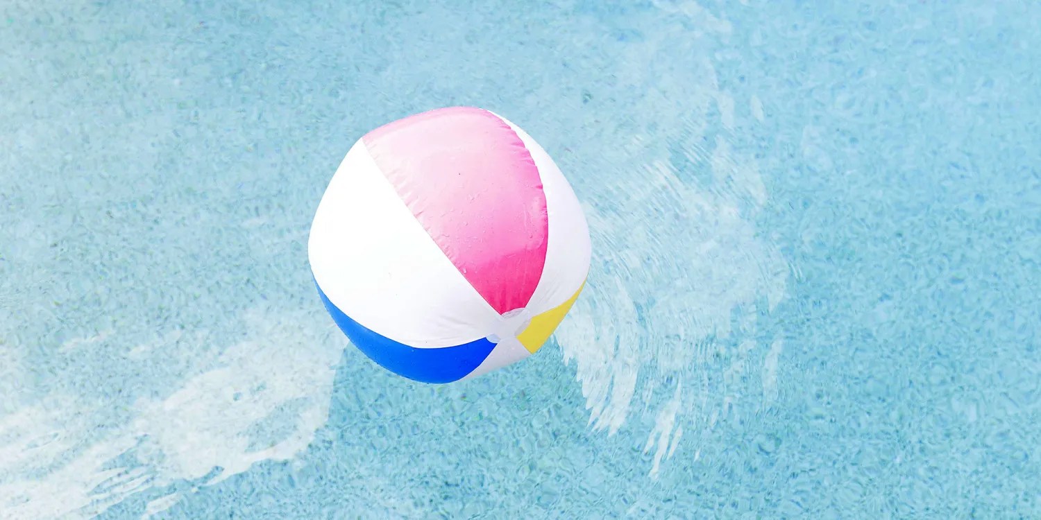 Mac beach balls and unresponsive trackpad | Фото показує пляжний м'яч, що плаває в басейні