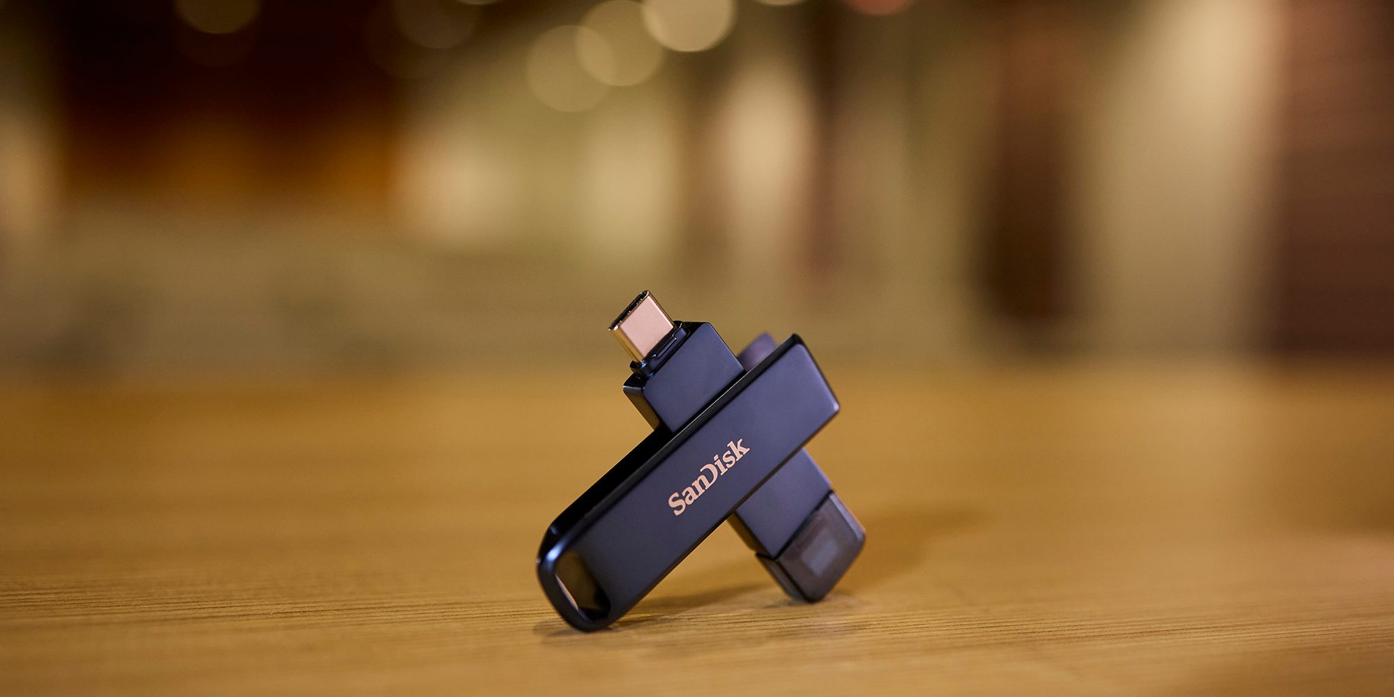 SANDISK Phone Drive для iPhone на столі з розмитим фоном