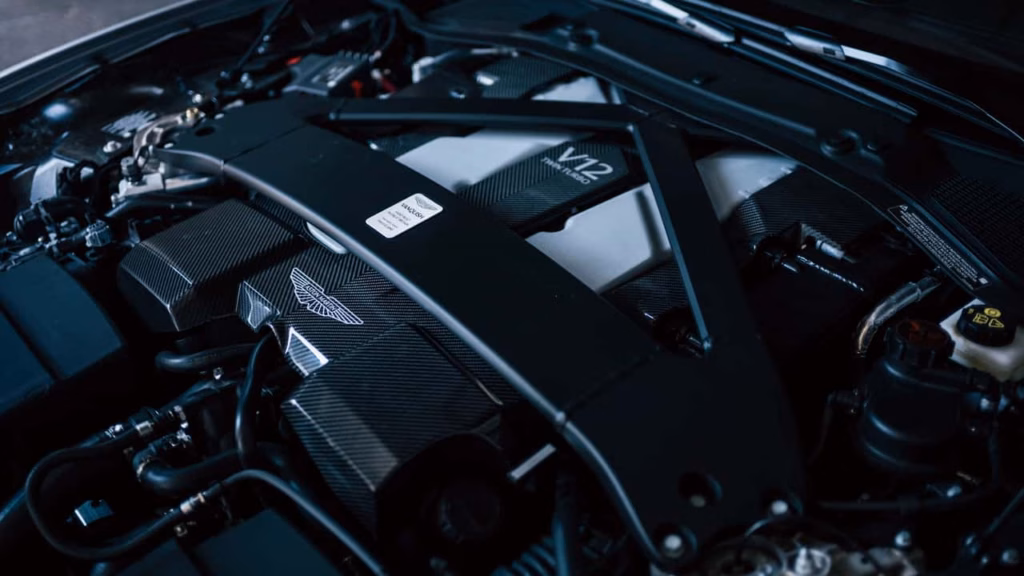 Aston Martin відкладає електромобілі, щоб зберегти V12 Aston Martin відкладає електромобілі, щоб зберегти V12