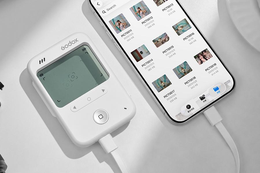 Godox C100 з підключеним смартфоном