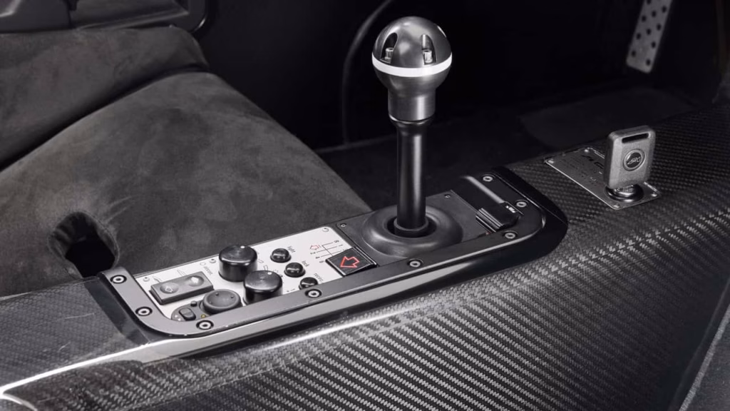 Чи повертає McLaren механічну коробку передач? Чи повертає McLaren механічну коробку передач?