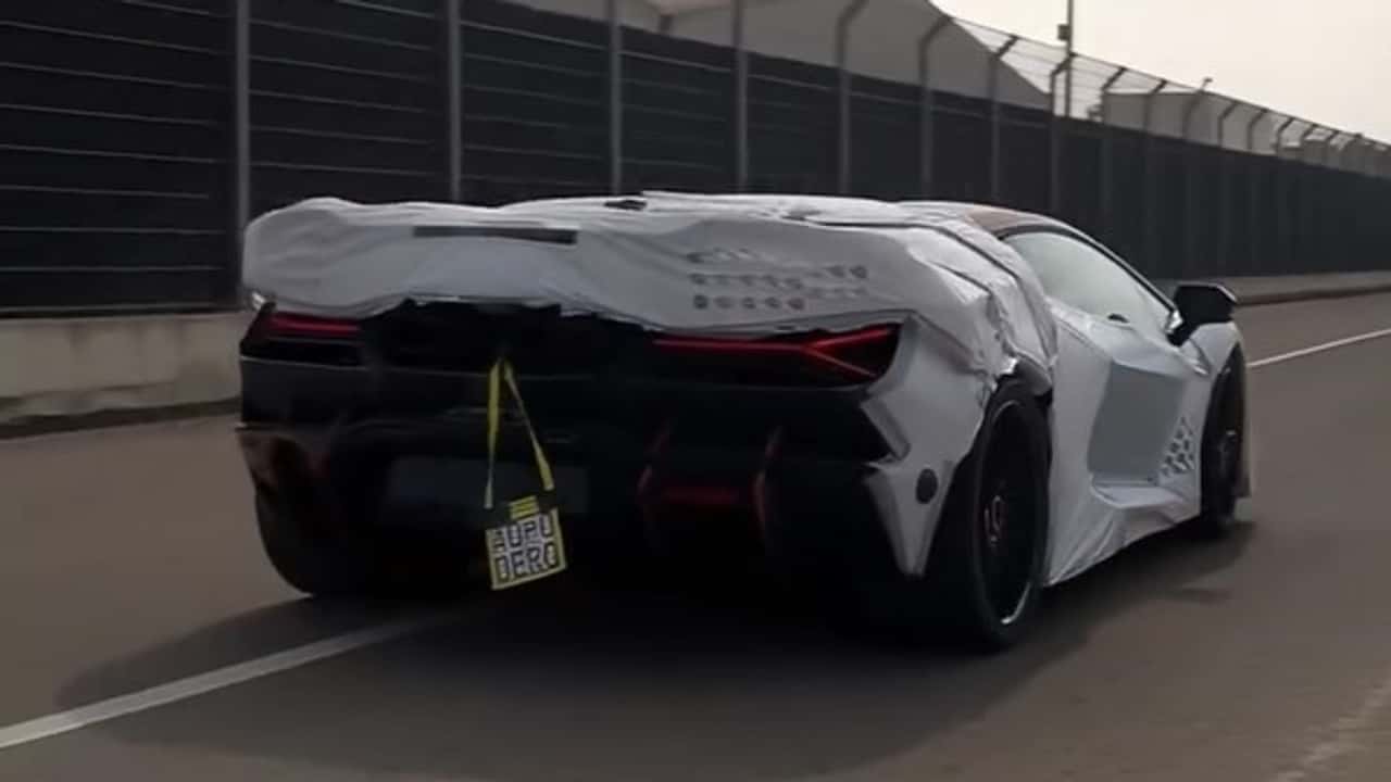 Lamborghini Revuelto SV з номерним знаком